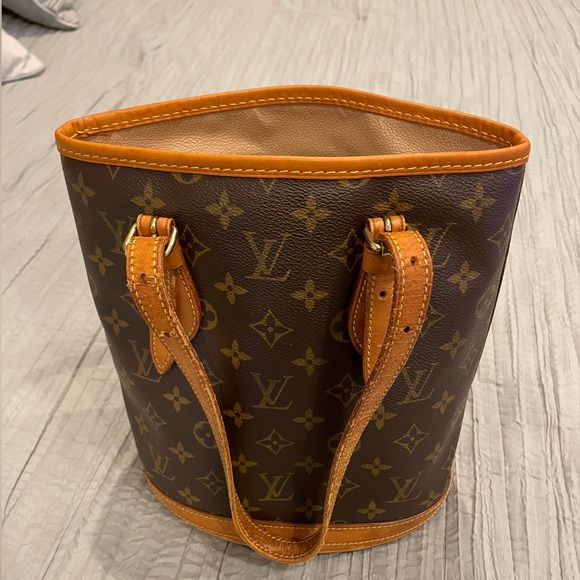 Genuine Vintage Louis Vuitton Bucket bag PM
Height 10.5” width 6.25” base 8.75” - Picture 13 of 16